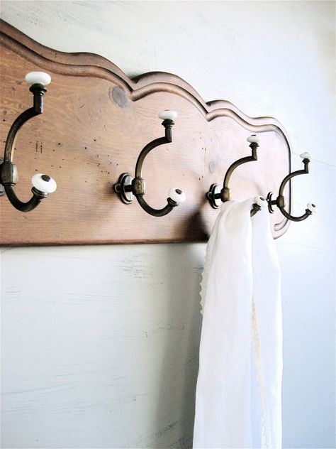 Bathroom Coat Rack, Coat Hook Wall Ideas, Laundry Room Coat Rack Ideas, Shutter Coat Rack, Cottage Coat Rack, Vintage Towel Rack, Vintage Mudroom, Entry Way Coat Hook Ideas, Diy Coat Rack Wall