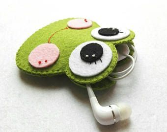 Felt Frog, Felt Phone, Pochette Portable, Fete Saint Patrick, Earbud Holder, Felt Case, Felt Owls, Felt Owl, Felt Crafts Diy