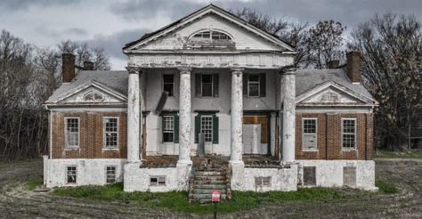 Old Victorian Homes Abandoned Mansions, Alabama Architecture, Old Victorian Mansions, Old Southern Plantations, Historical Mystery Books, Abandoned Mansion For Sale, Abandoned Plantations, Tudor Homes, Antebellum South