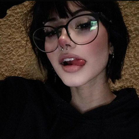 Gothic Eye Makeup, Glasses Inspiration, Anna Banana, Glasses Makeup, Alt Girls, Discord Pfp, Style Goals, People Clothes, Girl Inspiration