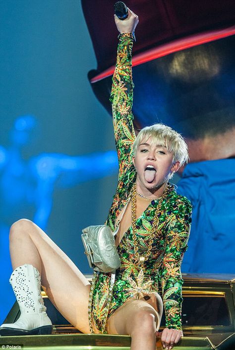 Tongue out Miley Cyrus Crazy, Miley Cyrus Tongue, Egirl Poses, Miley Cyrus Bangerz, Miley Cyrus Show, Jerry Wallpapers, Genderqueer Fashion, Miley Cyrus Photoshoot, Stage Dance