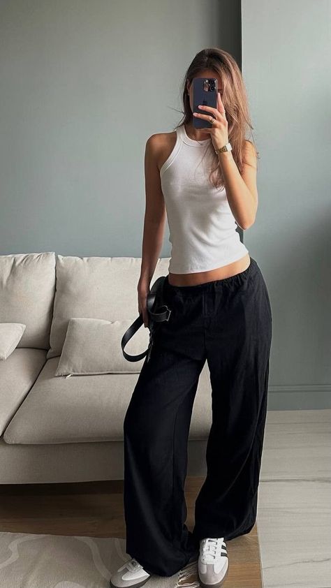 Basic Outfits Ideas For School, Minimalist Style Outfits Summer, Jeans Women Outfit, Brianna Smith, Adidas Samba Outfits, Samba Outfits, Adidas Outfits, Looks Adidas, Samba Adidas