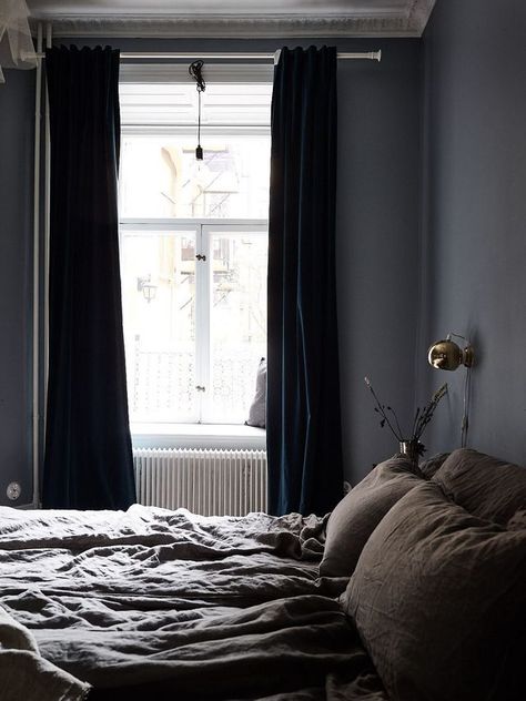 Stylish muted blue bedroom Dark Blue Curtains Bedroom, Muted Blue Bedroom, Bedroom Inspirations Blue, Dark Blue Curtains, Blue Bedroom Walls, Blue Wall Colors, Coco Lapine Design, Dark Curtains, Bedroom Trends