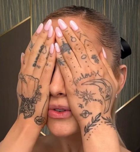 Ariana Grande Nails, Ariana Grande Tattoo, Floral Thigh Tattoos, Pretty Hand Tattoos, Hand Tats, Small Pretty Tattoos, Sweet Tattoos, Hand Tattoos For Women, Dainty Tattoos