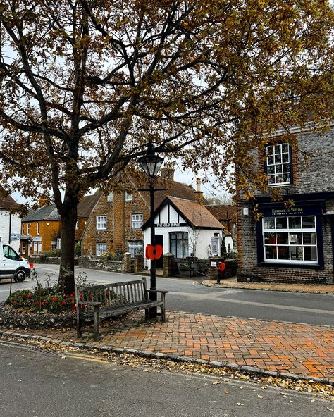 If you’re looking for a quintessential English village full of charm, history, and natural beauty, Alfriston in East Sussex is the perfect destination. Tucked away in the South Downs National Park, this picturesque spot offers cobbled streets, cozy tearooms, and stunning countryside views that make you feel like you’ve stepped into a postcard. Whether you’re exploring for a day or planning a longer stay, Alfriston’s delightful mix of heritage, hospitality, and nature will leave you enchan... Lakes District, Chasing Pavements, London Edinburgh, Countryside Village, England Countryside, South Downs, Uk Lifestyle, Relaxing Beach, The Tower Of London