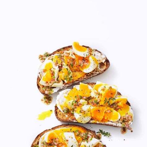 jammy egg toasts Quick And Easy Breakfast Ideas, Jammy Eggs, Best Egg Recipes, Mediterranean Diet Breakfast, Protein Rich Breakfast, Easy Egg Recipes, Easy Breakfast Ideas, Healthy Breakfast Recipes Easy, Food Content