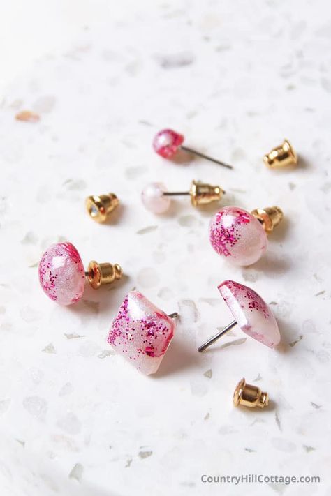 How To Make Resin Earrings, Resin Memorial Ideas, Epoxy Pendants, Make Resin Jewelry, How To Make Resin Jewelry, Ear Cuff Diy, Diy Resin Jewelry, Resin Jewlery, Making Pendants