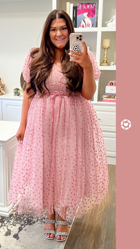 Looking for some bridal shower dresses? This cute midi dress in pink is a true wardrobe must-have. Pair it with your favorite heels and you have an outfit for every event! Perfect for a bridal shower or baby shower party! Cute Party Dresses | Plus Size Fashion Looks | Bridal Shower Dresses | Nicole Curves to Contour Plus Size Bridal Shower Outfit Guest, Plus Size Baby Shower Dress, Plus Size Tea Party Outfit, Plus Size Baby Shower Outfit, Plus Size Bridal Shower Outfit, Wedding Shower Outfits For Guest, Plus Size Pink Outfits, Baptism Outfit Women, Plus Size Pink Dress