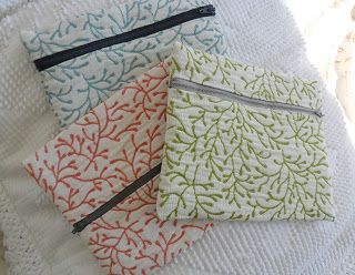 Here are some totes, drawstring bags and zipper pouches I've made recently. Most of these totes will be donated to The Bag Share Project  (t... Upholstery Fabric Projects, Upholstry Fabric, Upholstery Bag, Upholstery Fabric Samples, Fabric Crafts Diy, Upholstery Tacks, Couch Upholstery, Upholstery Diy, Fabric Diy