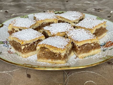 Apple Squares, Apple Square, Best Blueberry Muffins, Brownies Recipe Homemade, Pumpkin French Toast, Apple Recipes Easy, Cookie Table, Croatian Recipes, Easy To Make Desserts