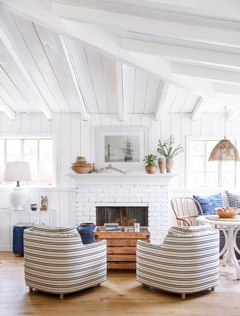 9 Beautiful Beach Style Living Rooms - Town & Country Living Beach Style Living Room, White Brick Fireplace, Beach House Interior Design, Coastal Interior, Cottage Living Rooms, Coastal Living Rooms, Beach Cottage Decor, Beach House Ideas, Beach House Interior