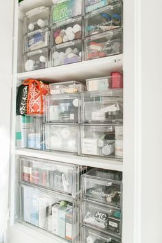 Organizing Company, Closet Organization Solutions, Hollywood Apartment, Diy Bathroom Storage Ideas, Bathroom Organizing, Rangement Makeup, Organized Closet, Diy Bathroom Storage, House Organisation