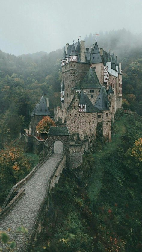 Old castle wallpapers Castle Aesthetic Exterior, Greek Castle, Medieval Germany, Aesthetic Exterior, Vintage Castle, Witches Castle, Castle Background, England Aesthetic, Small Castles