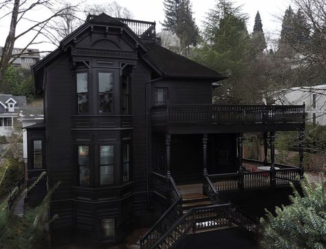 ‘Scooby-Doo’ mansion on the hill: Designer flips a Victorian house, from grandma pink to Goth black, and it sells fast (before, after photos; video) | OregonLive.com Gothic Homes, Goth Houses, Black Houses, Dark House, Dark Home Decor, Homes Interior, Goth Home, Goth Home Decor, Dark Home