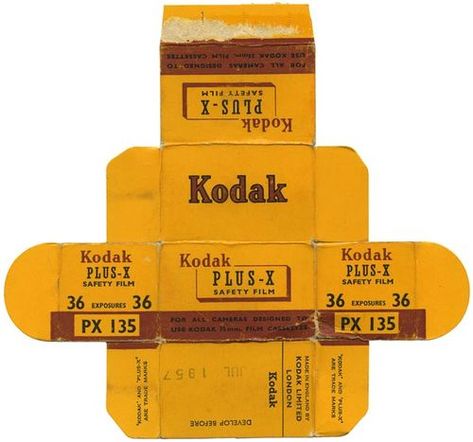 MINIATURAS  EM  PAPEL  PARA MONTAR Film Packaging, Fotocamere Vintage, Vintage Kodak, Dollhouse Printables, Miniature Printables, Kodak Film, Journal Vintage, Vintage Packaging, Vintage Film