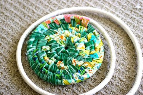 Coiled Fabric Bowl, Fabric Basket Tutorial, Fabric Bowl, Coiled Fabric Basket, Rope Projects, Coiled Baskets, Fabric Bowls, Diy Basket, Rope Crafts