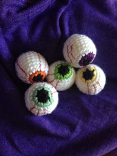 Yarni Gras!: Crochet eyeball pattern...freebie! Easy Crochet Items, Crochet Eyeball, Easy Halloween Crochet, Crochet Eyes, Halloween Crochet Patterns, Crochet Halloween, Crochet Vintage, Crochet Fall, Crochet Pumpkin