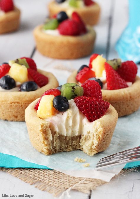 Fruit Cheesecake Sugar Cookie Cups - Life Love and Sugar Cheesecake Sugar Cookies, Sugar Cookie Cups, Fruit Cheesecake, Cookie Cups Recipe, Cheesecake Cups, Chewy Sugar Cookies, Small Desserts, Yummy Sweets, Sugar Cookies Recipe