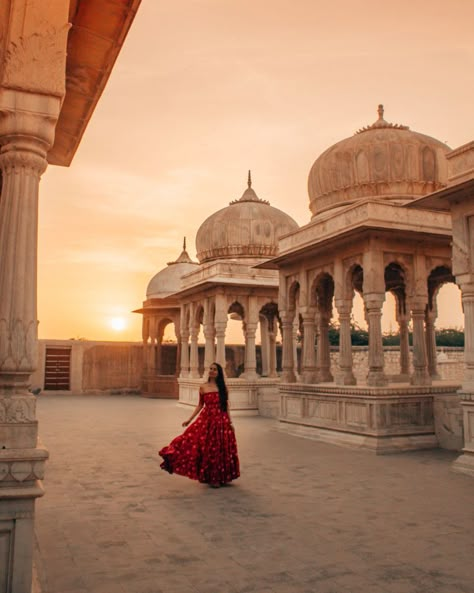 Photoshoot In Udaipur, Fatehpur Sikri Photography Poses, Rajasthan Picture Ideas, Temple Photoshoot Women, Rajasthan Photoshoot, Udaipur Trip, Jaipur Photography, Rajasthan Photography, Travel India Beautiful Places