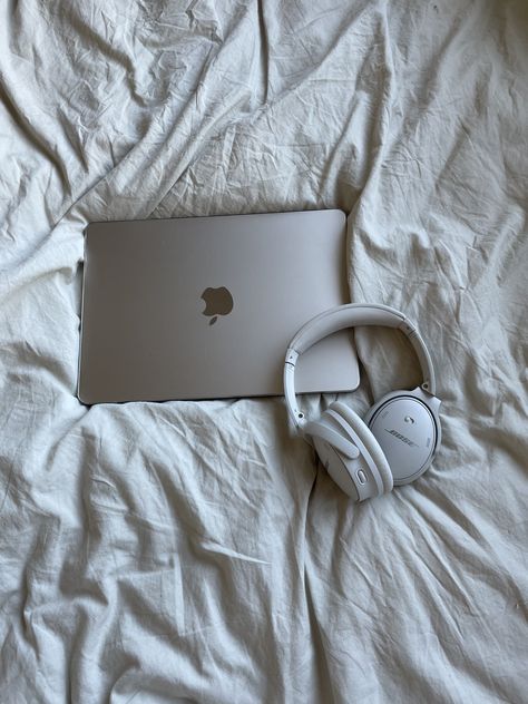 that girl aesthetic macbook air starlight Macbook Starlight Aesthetic, Macbook Air M2 Starlight Aesthetic, Macbook Air Starlight, Starlight Aesthetic, Macbook Air Aesthetic, Aesthetic Macbook, Apple Aesthetic, Angel Energy, Macbook Air 15