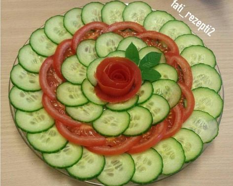 Salad Presentation, Fruits Decoration, Fruit Platter Designs, Decorações Com Comidas, Amazing Food Decoration, Catering Ideas Food, Food Carving, Easy Food Art, Healthy Homemade Recipes