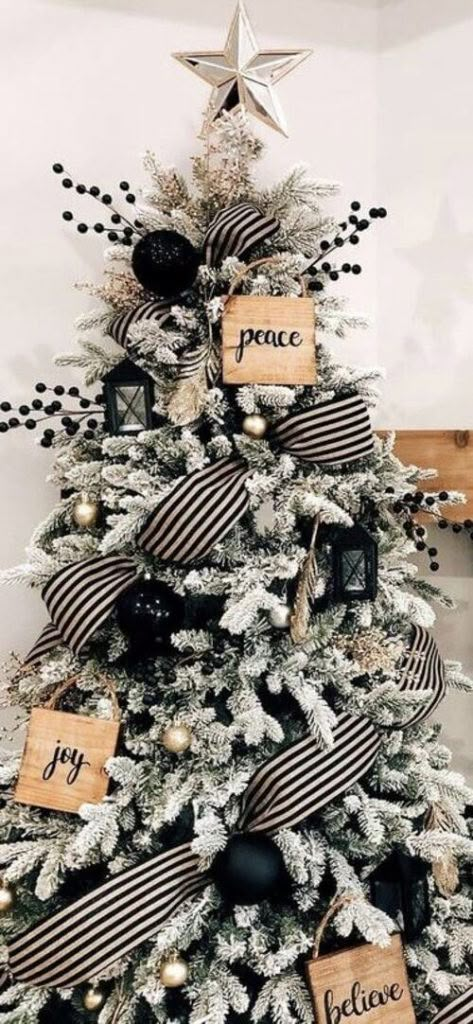 17 Beautiful Christmas Tree Decor Ideas You Need To Copy Right Now Christmas Eclectic, Black Christmas Decorations, Flocked Christmas Trees Decorated, Christmas Tree Decorating Themes, Farmhouse Christmas Tree, Gifts Drawing, Christmas Decor Inspiration, White Christmas Trees, Flocked Christmas Trees