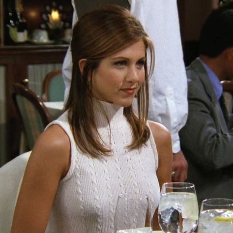 Every Friends Outfit on Instagram: “Hi I’m Rachel Green and white turtleneck sleeveless sweaters might be the best thing I wear ✌🏻” Estilo Rachel Green, Rachel Green Hair, Rachel Hair, Rachel Green Friends, Rachel Green Style, Jeniffer Aniston, Rachel Green Outfits, Rachel Friends, Jennifer Aniston Hair