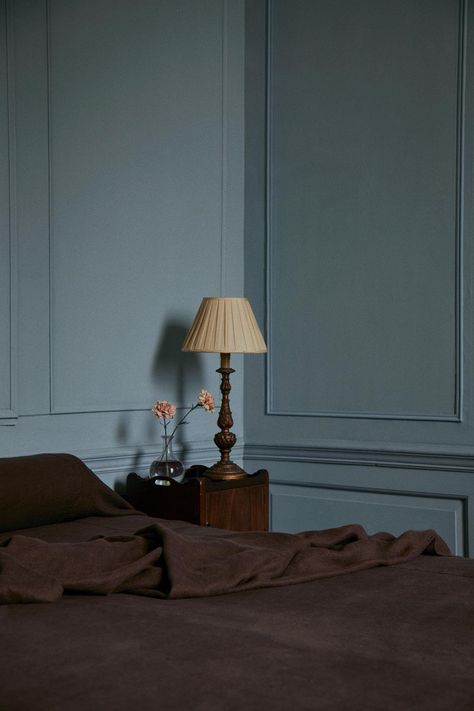 Stylist Colin King’s Collaborates With Cultiver On Linen Bedding Collection - Vogue Australia Colin King, Minimal Furniture, Different Design Styles, Wooden Pendant Lighting, Inside Interiors, Relaxing Bedroom, Vogue Living, Material Palette, King Bedroom