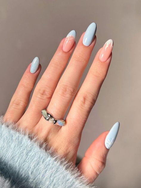 35 Best New Year's Nails Ideas and Designs to Try for 2023 - Flymeso Blog Snowy Nails, Short Nails Matte, Nails Before Males, Nail Ideas Gel, Christmas Nails Design, Art Nail Ideas, Matte Nails Glitter, Winter Nail Design, Nail 2023