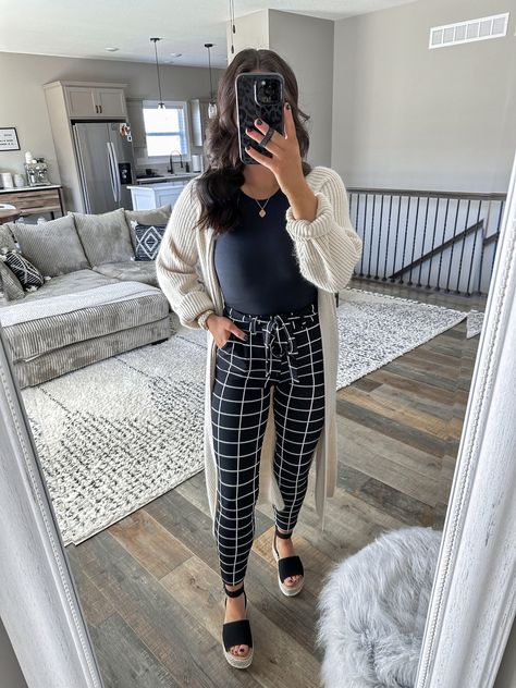 Business Casual Outfits With Birkenstocks, Casual Front Desk Outfit, Plaid Office Pants, Dressy Casual Attire Women, Teacher Dress Pants Outfits, Cute Casual Work Outfits Spring, Cute Summer Business Casual Outfits, Patterned Pants Outfit Work, Comfy Teacher Pants