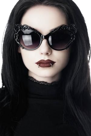 Gothic Mode, 2010 Fashion, Unique Sunglasses, Wearing Sunglasses, Cooler Look, Believe In Magic, Cool Sunglasses, Large Cats, Cat Eye Frames