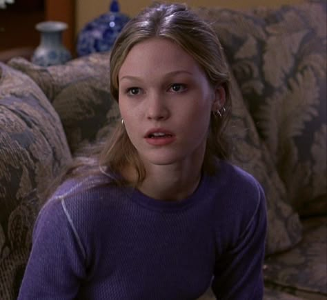 Iconic Movie Characters, Pleasing People, Julia Stiles, 10 Things I Hate About You, Grad Photoshoot, Romance Comedy, I Love Cinema, Movie Shots, Romance Movies