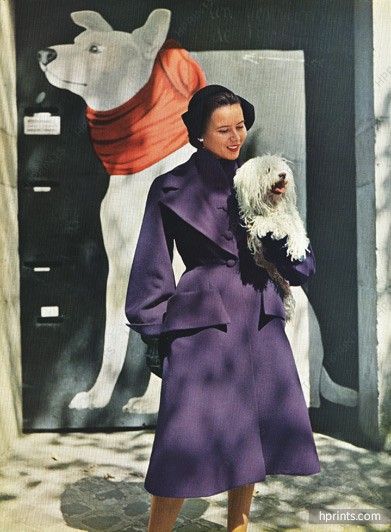 Robert Piguet 1950 Redingote, Photo Pottier Robert Piguet, Fashion 50s, 1950 Fashion, Purple Outfit, 50's Fashion, Vintage People, House Of Dior, Model Behavior, 20th Century Fashion