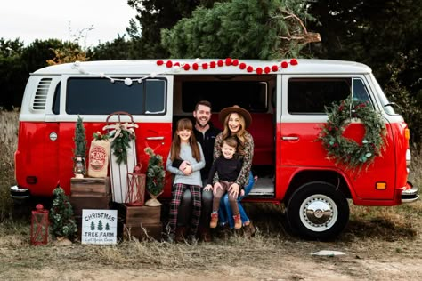 Timeless With A Twist {vw Bus Holiday Photo Mini Sessions} Christmas Mini Sessions Outdoor, Car Friends, Friend Vacation, Holiday Mini Session, Vintage Vw Bus, Christmas Shoot, Christmas Mini Sessions, Travel Car, Holiday Photography