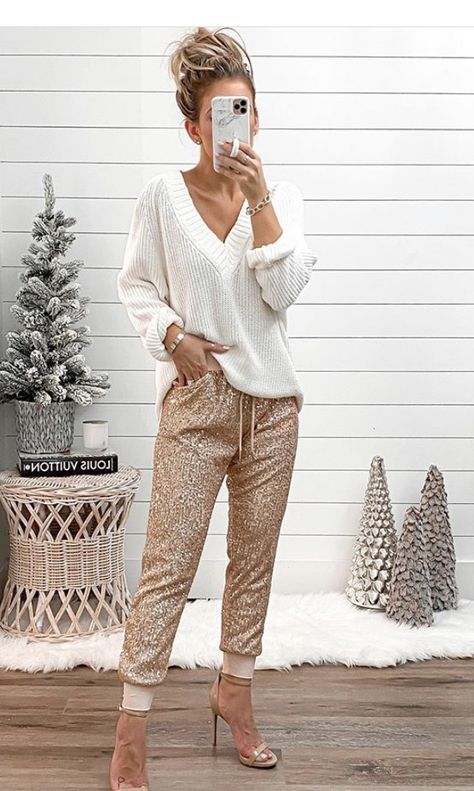 Sequins Pants Outfit, Sequin Jogger Pants, Trendy Date Night Outfit, Date Night Outfit Ideas, Night Outfit Ideas, Trendy Christmas Outfits, Sequin Pants, Joggers Outfit, Holiday Sparkle