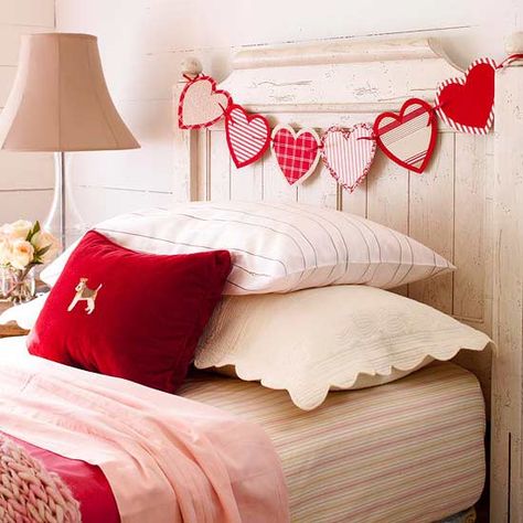 Valentine Bedroom Decor, Valentines Bedroom, Saint Valentin Diy, Valentines Bricolage, Bedroom Ambiance, Romantic Room, Romantic Bedroom, Handmade Valentine, Simple Valentine