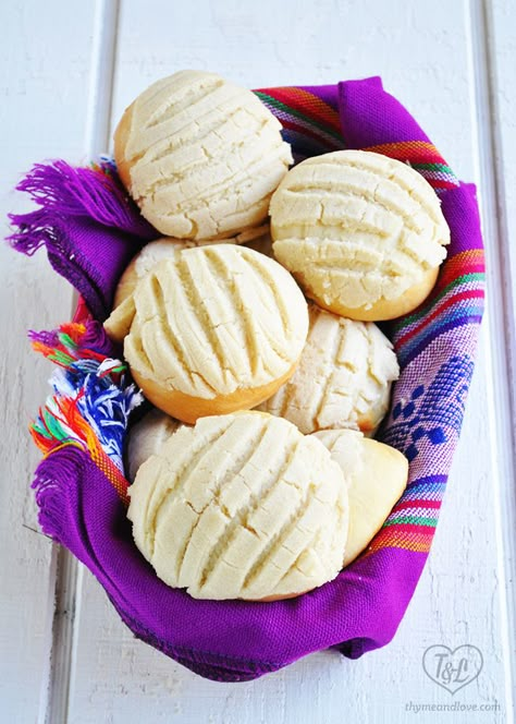 Vegan Conchas | Mexican Pan Dulce -A popular sweet bread served all throughout Mexico. Delicious with a cup of coffee! Vegan Conchas, Mexican Pan Dulce, Mexican Sweet Breads, Vegan Pastries, Mexican Bread, Vegan Mexican Recipes, Brownie Desserts, Vegan Mexican, Mexican Dessert