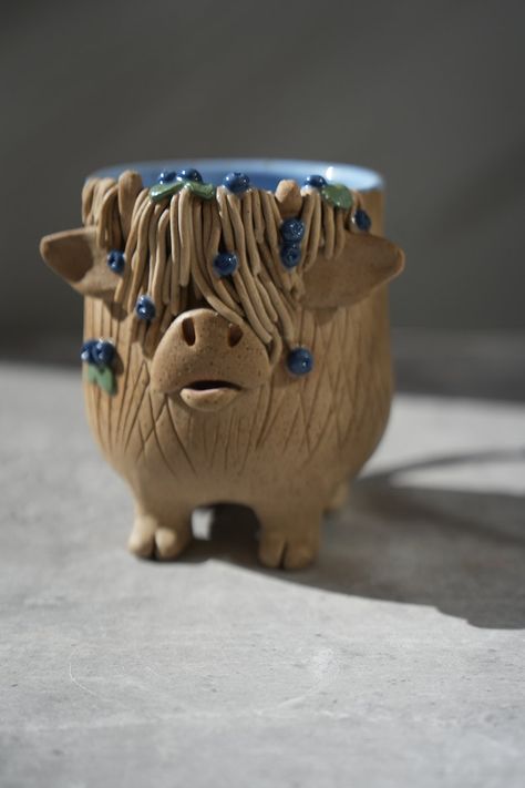 Preorder Highland Cow Mug/ Cow Ceramic Pot/blueberry Cow/ Ceramic Highland Cow With Blueberries - Etsy UK Pottery Creatures, Blueberry Cow, Ceramic Cow, Cow Mug, Clay Crafts Air Dry, Keramik Design, Animal Mugs, Slab Pottery, Pinch Pots