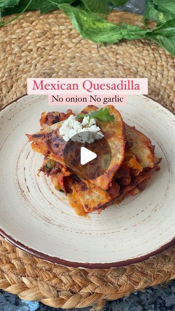 Dhruvi Jain on Instagram: "✨Bringing the café vibes home with these mouthwatering Mexican quesadillas! 🌮✨  Turn your kitchen into a fiesta with every cheesy, flavor-packed bite🧀😍  — Ingredients:  1 tbsp oil 1 tbsp ghee or butter  Chilli flakes, oregano  1 cup finely chopped veggie (cabbage, capsicum, bell pepper, tomatoes, corn)  100 gms paneer  1 cup boiled & cooked Rajma  Salt to taste  1 tsp red chilli powder  1 tsp ketchup  Fresh coriander   You can use tortillas or wheat flour Roti. Apply pasta pizza sauce on the rot. You can add Cheese or paneer as you like and toast until crispy✨😋  #quesadilla #quesadillas #quesada #mexicanfood #navratrispecial #noonion #nogarlicnoonions #jainfood #healthyfood #cafestyle #genzmemes #genzlifelovers" Quesadilla Recipes Vegetarian, Jain Food, Rajma Recipe, Jain Recipes, Mexican Sauce, Pizza Sauce Recipe, Red Chilli Powder, Pasta Pizza, Vegetarian Snacks Recipes