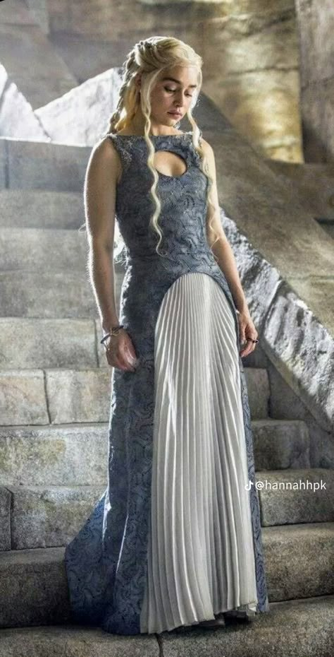 Daenerys Targaryen Outfits, Game Of Thrones Style, Daenerys Targaryen Dress, Daenerys Targaryen Costume, Game Of Thrones Dress, Daena Targaryen, Game Of Thrones Outfits, Victorian Era Dresses, Game Of Thrones Costumes