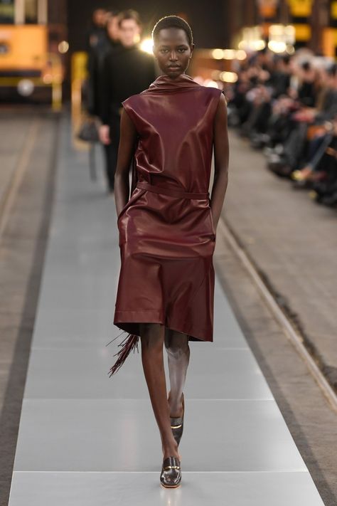 Tod’s Fall 2024 Ready-to-Wear Collection at Milan Fashion Week Micro Mini Skirts, Milan Fashion Week Runway, Fw 2024, Fall Into Winter, Fall Winter Trends, Marine Layer, Show Collection, I Love Fall, Fall 24