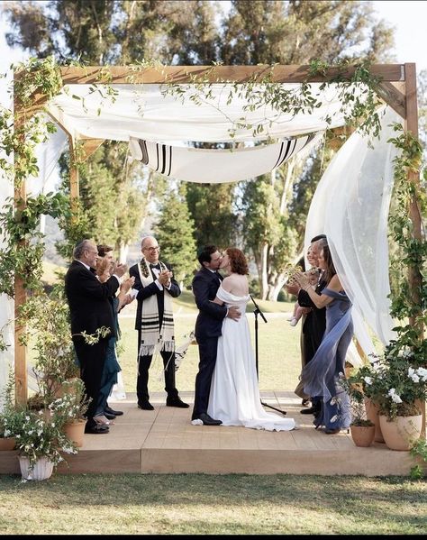 Boho Chuppah Ideas, Backyard Wedding Chuppah, Summer Wedding Chuppah, Desert Wedding Chuppah, Outdoor Chuppah Ideas, Fall Chuppah Ideas, Wedding Chuppah Greenery, Wedding Chuppah Outdoor, Simple Wedding Chuppah