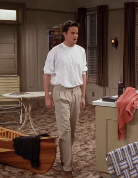 90s Sitcom Fashion Men, Friends Mens Outfits, Shes The Man Outfits Movie, Friends Outfits Chandler, Chandler Friends Outfits, Chandler Bing Fashion, Chandler Bing Outfit Ideas, 90s Chandler Bing, 90s Outfit Ideas Men