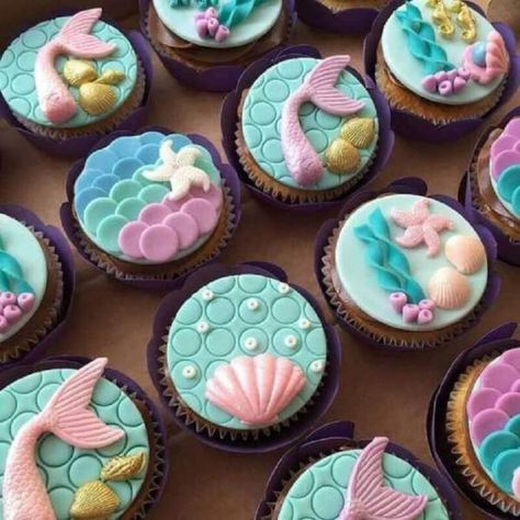 Festa Sereia: +73 Ideias e Modelos de Decoração com o Tema Mermaid Cupcakes, Mermaid Birthday Cakes, Fondant Cupcake Toppers, Cupcakes Decorados, Mermaid Theme Party, Mermaid Baby Showers, Mermaid Parties, Little Mermaid Birthday, Mermaid Theme Birthday