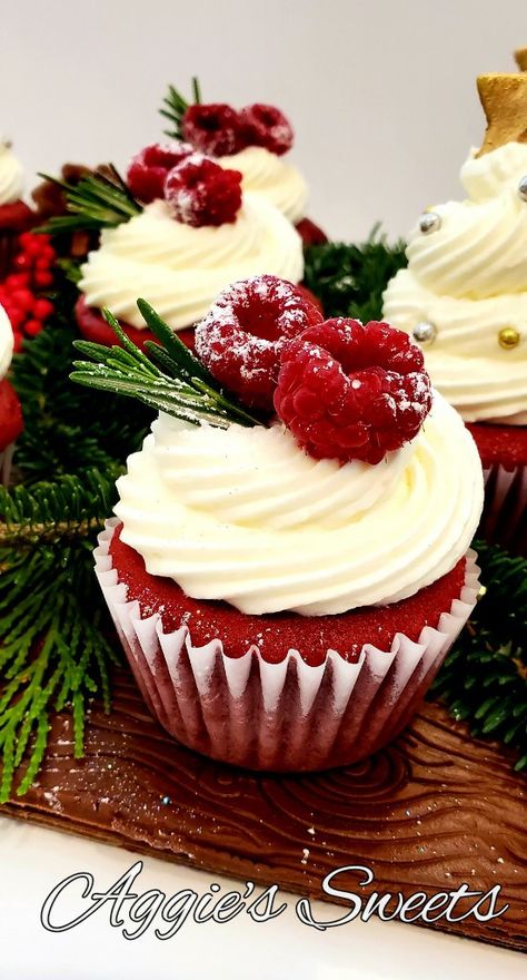 Fancy Red Velvet Cupcakes, Red Velvet Cupcakes Christmas, Christmas Red Velvet Cupcakes, Red Velvet Cupcake Decorating Ideas, Red Velvet Christmas Decor, Red Velvet Cupcakes Decoration, Red Velvet Christmas Cake, Muffins Decorados, Red Velvet Christmas