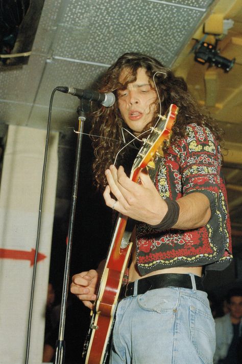 A very young Chris Cornell Chris Cornell Young, Where Did You Sleep Last Night, Temple Of The Dog, Grunge Guys, Tokyo Street Fashion, Grunge Band, Grunge Music, Eddie Vedder, Grunge Look