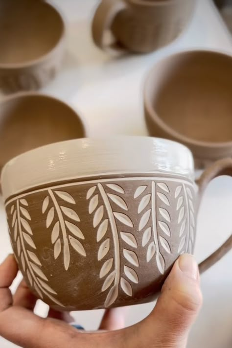 Pottery Bowl Ideas, Pottery Painting Ideas Easy, Ceramics Pottery Mugs, Ceramics Pottery Bowls, Pottery Patterns, Diy Pottery Painting, Pottery Painting Ideas, Beginner Pottery, Bowl Ideas