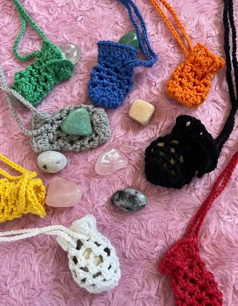 Crochet Crystal Pouch, Crystal Pouch Necklace, Crochet Crystal, Crafting Kits, Crystal Pouch, Pouch Necklace, Necklace Crochet, Hippie Crochet, Confection Au Crochet