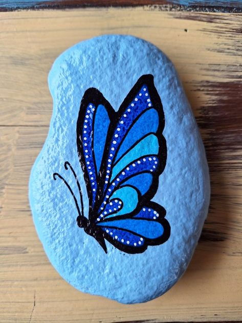 Butterfly Rock Painting, Fairy Rocks, Acrylic Painting Rocks, Rich Garden, Rock Crafts Diy, Rock Painting Supplies, Mandala Painted Rocks, Diy Rock Art, Painted Rock Animals