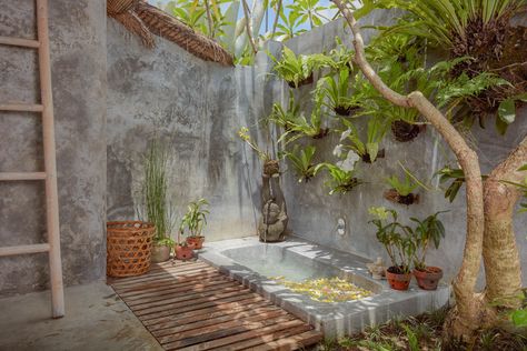 Earthy Bathroom Ideas, Organic Bathroom Design, Oasis Bathroom, Garden Tools Decor, Jungle Bathroom, Earthy Bathroom, Backyard Resort, Bali Style Home, Lodge Ideas